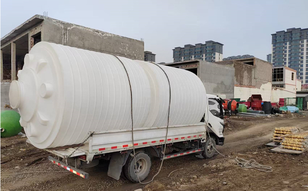 PE平川塑料大桶运输中