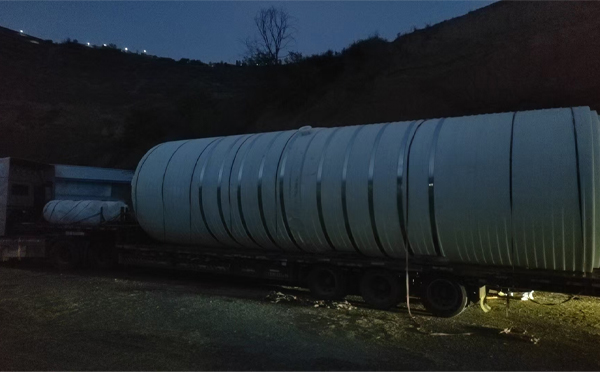 平川圆桶运输途中