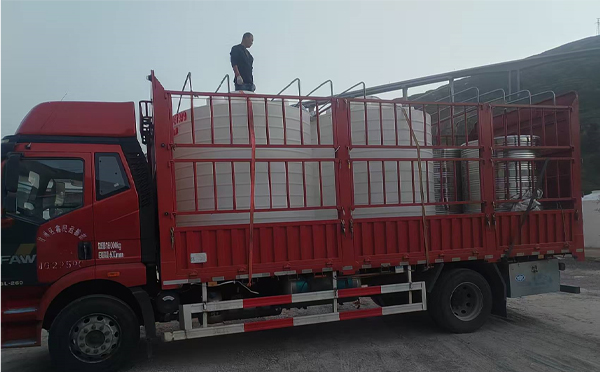 平川立式运输桶安排发货现场